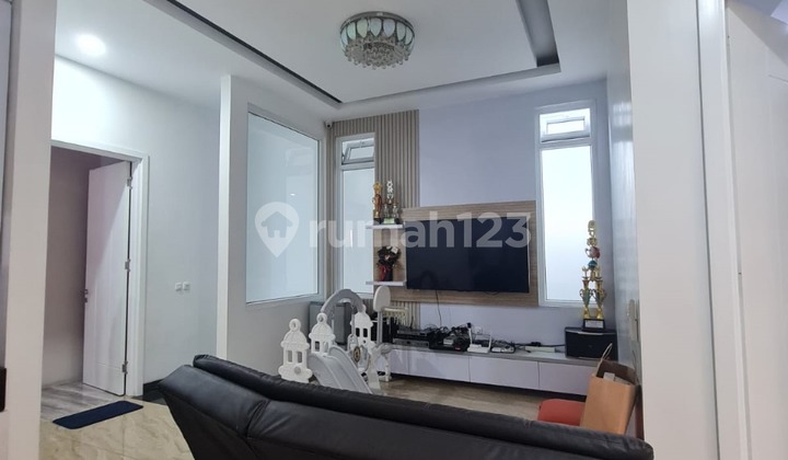 Rmh 2,5Lt Semi Furnish Hazel Banjar Wijaya