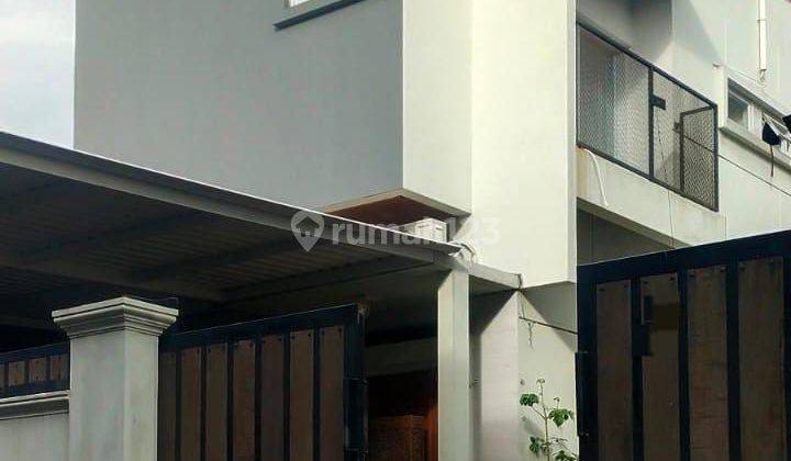 Rumah 3 lantai dalam komplek perum ternama di kalisari 1