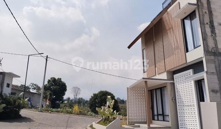 Villa 800 Million Free Management Batu Malang, 3 Minutes to the Square Villa 800 Million Free Management Batu Malang, 3 Minutes to the Square