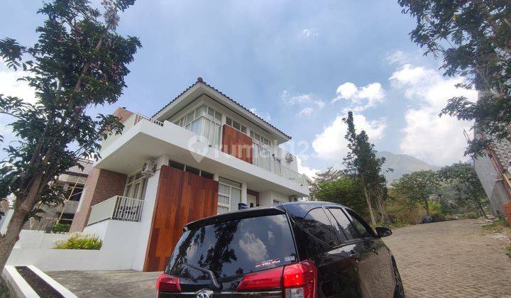 Villa Mewah di Batu Malang Dijual Bonus Halaman Belakang Luas Untuk Kolam Renang 1