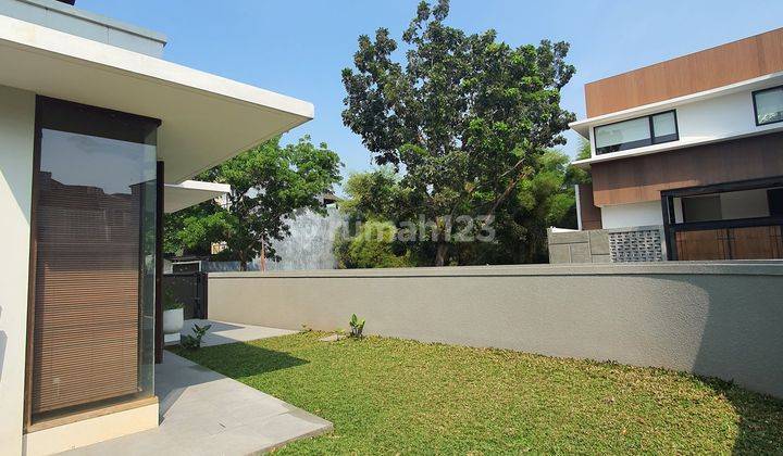 Rumah Modern Tropical Posisi Di Hoek & Halaman Luas 2