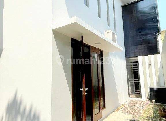 RUMAH MODERN SEMI FURNISHED SIAP HUNI DI KOMPLEK 2