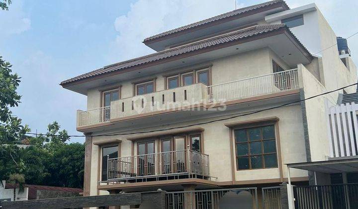 Rumah Mewah Hoek Furnish Nyaman Tengah Kota di Taman Villa Meruya 1