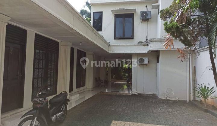 Rumah Townhouse Halaman Luas Startegis di Kebon Jeruk  1