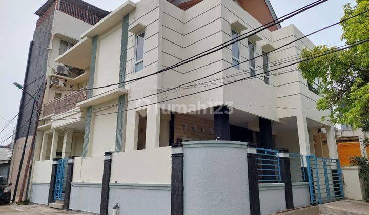 Rumah Mewah 3lt Hoek Semi Furnish Siap Huni di Kelpa Gading Timur 1