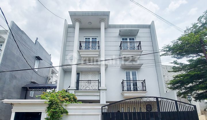 Rumah Baru Siap Huni Desain Classic Private Pool Di Jagakarsa