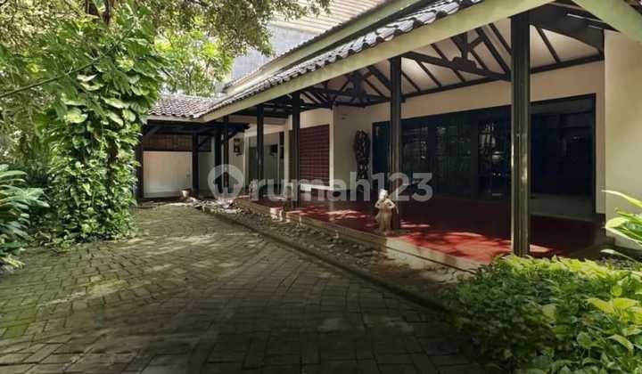 Rumah Lama Area Elite Jalan Lebar Sangat Strategis di Kebayoran Baru 1