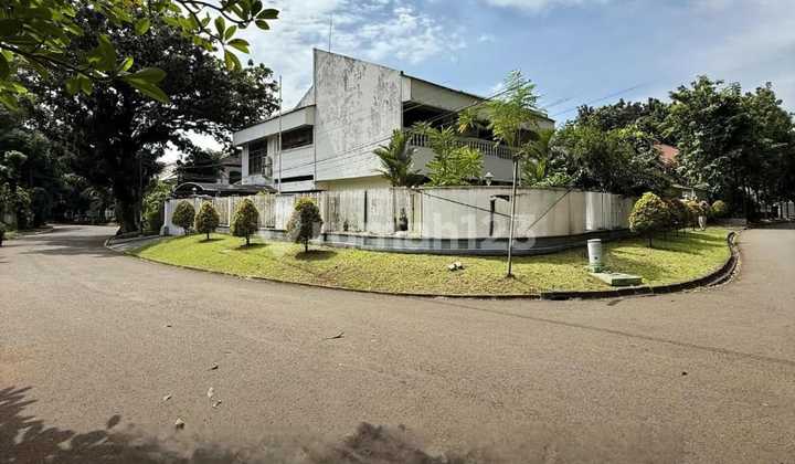 Depan Taman Prime Area Posisi Hook di Pondok Indah Jakarta Selatan 1