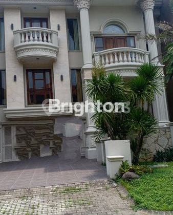 Nice 3.5 Story House Classic Modern Model