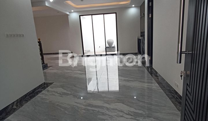 RUMAH BARU 2 LANTAI, MODEL.COLONIAL, BAGUS