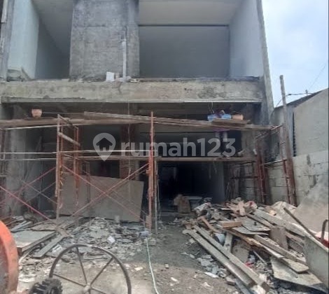 FRESH 2-STORY HOUSE IN MANYAR TIRTOYOSO, SURABAYA, FRONTING THE MAIN ROAD