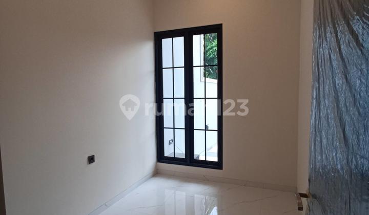 RMH GRESS DI MANYAR MINIMALIS KONTEMPORER ROW JALAN 4 MOBIL 2