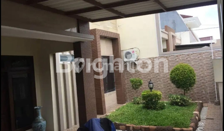 RUMAH 1 LANTAI SANGAT TERAWAT SIAP HUNI,  DEPAN PAGAR ADA BISA PARKIR 3  MOBIL ROW JALAN 4 MOBIL LONGGAR,