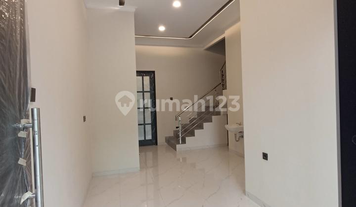 MINIMALIST CONTEMPORARY ROW HOUSE IN MANYAR, 4-CAR WIDTH ACCESS