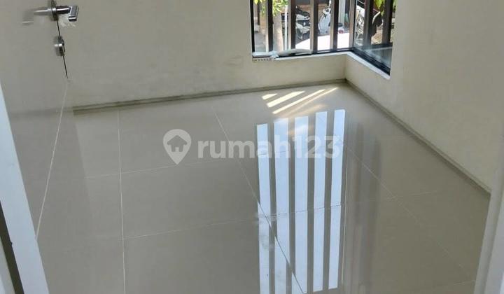 RUMAH 2LT NORTWEST LAKE, CITRALAND SURABAYA, MASIH GRESS, BELUM DIHUNI