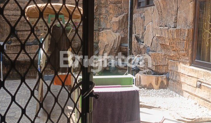 Single-story house very well maintained ready to occupy, in front of the fence can park 3 cars, on the roadside 4 cars spacious. 2