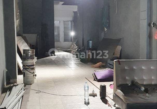 4-story shophouse in a strategic area, Cideng, roadside, renovated, Rp 116 million.