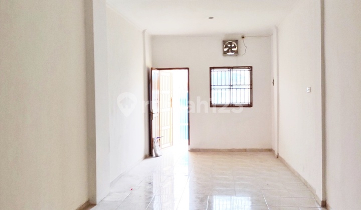 Good 3-Storey Shop House in Petojo Area, Suitable for Online Business and Warehouse, IDR 147 Million Good 3-Storey Shop House in Petojo Area, Suitable for Online Business and Warehouse, IDR 147 Million