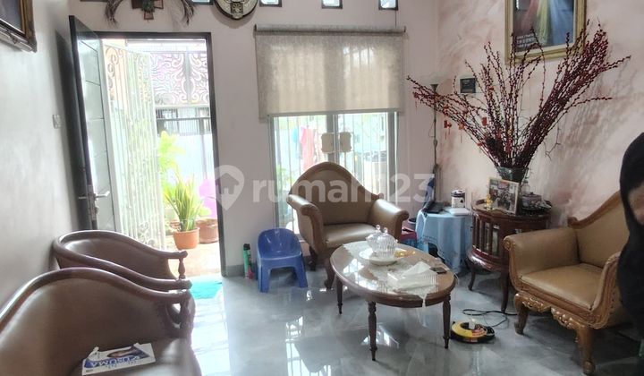 Di Jual Rumah di Meruya Utara , Lokasi Strategis. 2