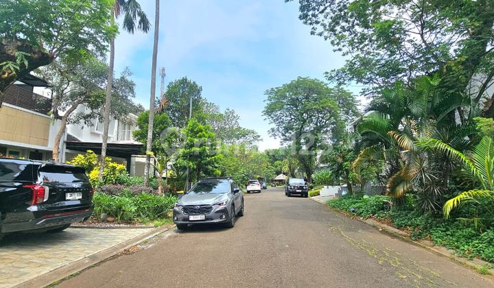 LUXURY HOUSE WITH A VERY COMFORTABLE SWIMMING POOL IN ALAM SUTERA 2