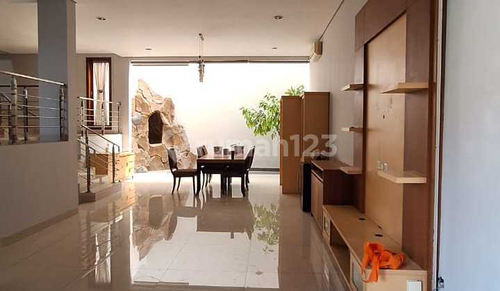 For rent, Alam Sutera house, strategic location, easy access.
