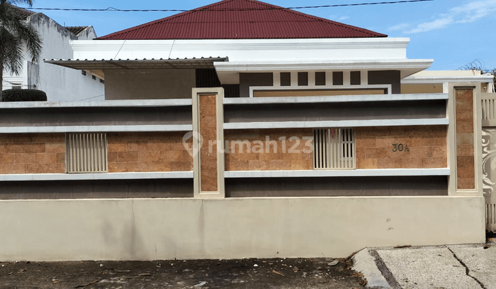 Rumah Mewah Semi Furnished Dijual di Tengah Kota 1