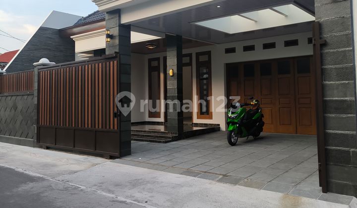 Rumah Mewah Sangat Strategis Banjarsari,Solo Luas 260M2