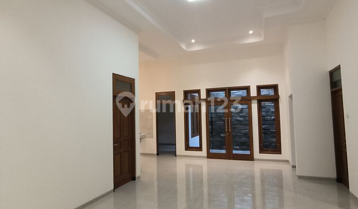 Rumah Mewah Sangat Strategis Banjarsari,Solo Luas 260M2