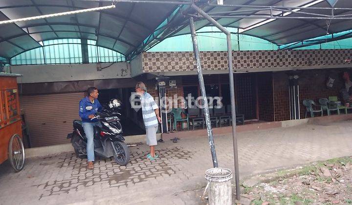 RUMAH PINGGIR JALAN DENGAN HALAMAN LUAS, DI DAERAH SEKIP UJUNG 2