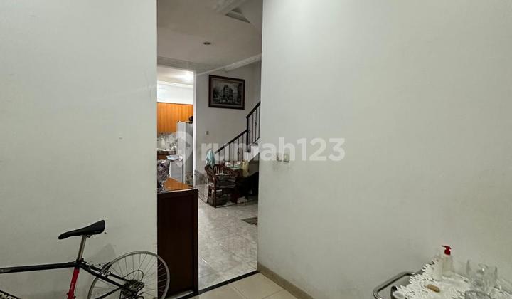 Rumah Depan Taman Jakarta Barat 2