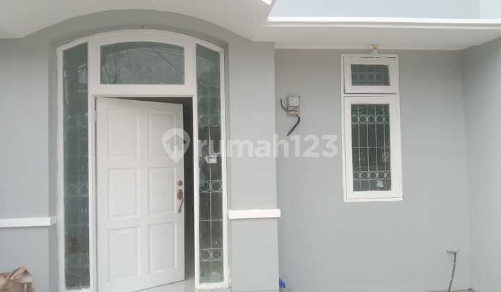 Rumah Depan Taman di Jakarta Barat