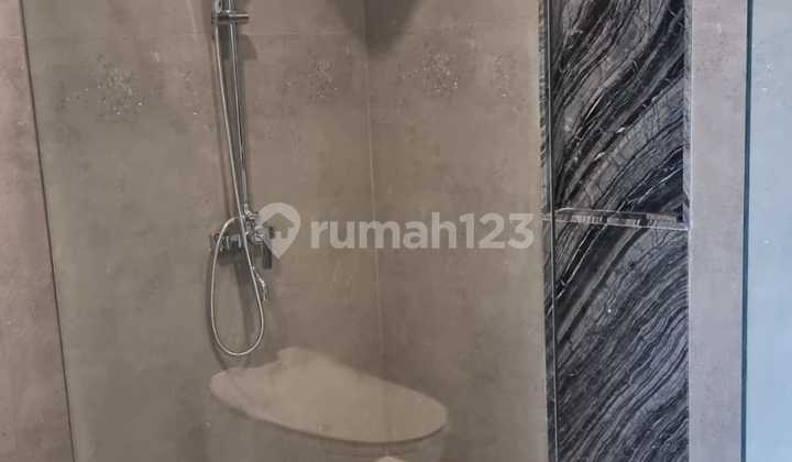 Rumah Cantik 3 Lantai Hook Ada Lift di Cluster Palmyra Alam Sutera 2