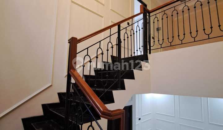 Dijual Rumah Brand New 2 Lantai America Classic Mewah Siap Huni Bebas Banjir di Griyaloka Bsd City 2