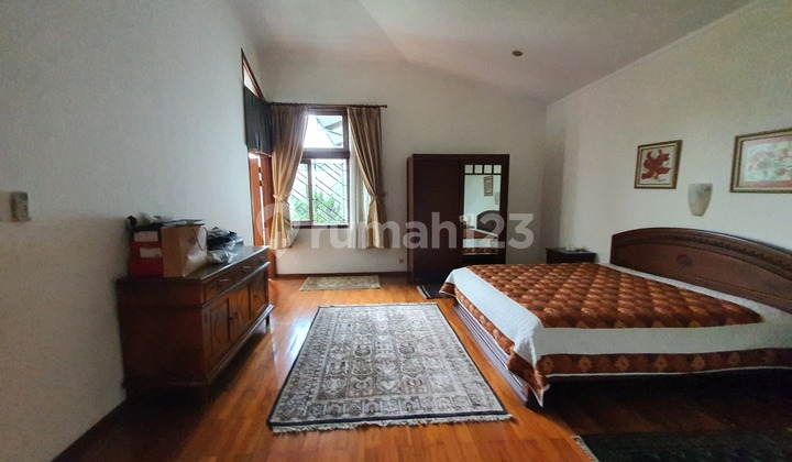 Rumah Hoek High Ceiling Teras Bukit Golf BSD Tangerang