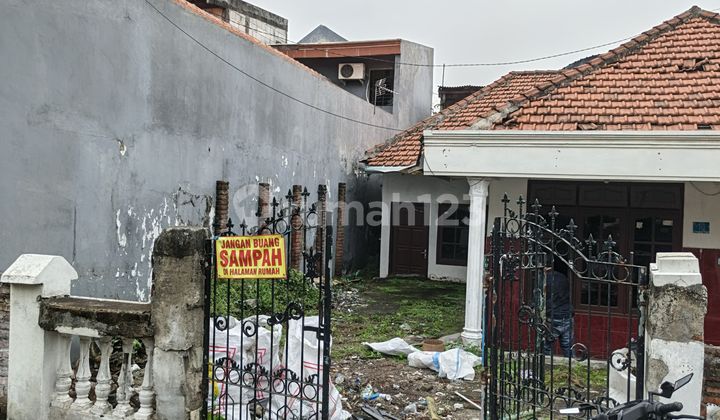 For Rent 3-Bedroom House in Simorejo Surabaya Parking Fits 3 Cars 2