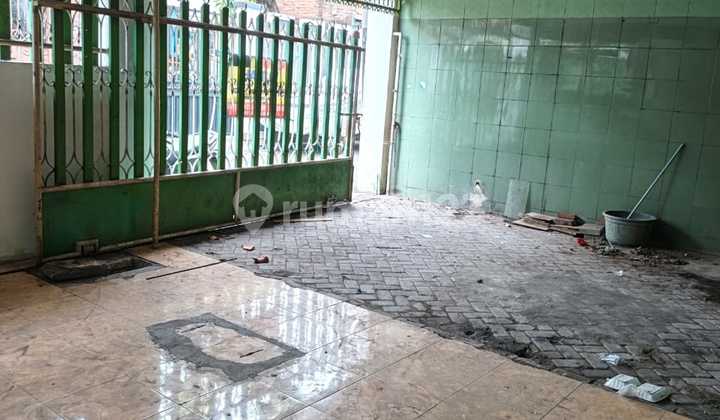 Spacious Rental in Simorejo Fits 3 Cars in Simorejo Surabaya 2
