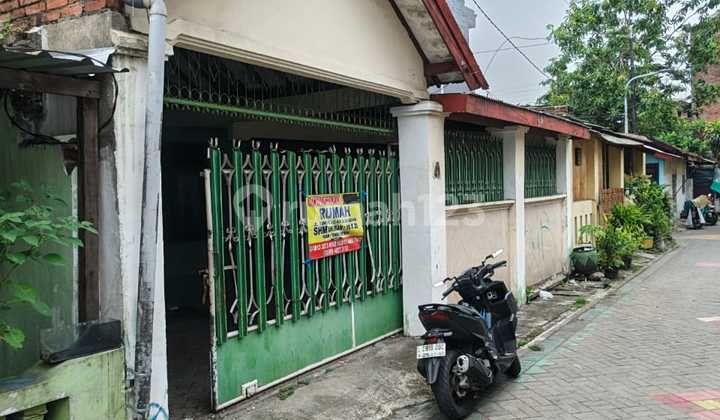 Spacious Rental in Simorejo Fits 3 Cars in Simorejo Surabaya