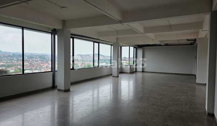 For Rent 3-Story Commercial Building with Spacious Parking in Upper Semarang 2