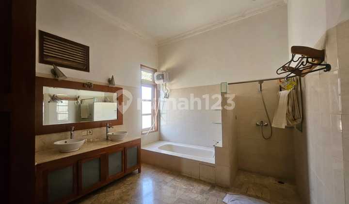 Dijual Rumah Full Jati Halaman Luas di Bukit Sari Semarang 2
