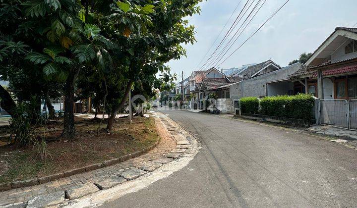 Rumah Full Renovasi Depan Taman di Nusaloka BSD 2