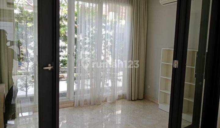  Rumah Furnished di Kemang, Pool Pribadi, 4 BR Dan Mezanine 2