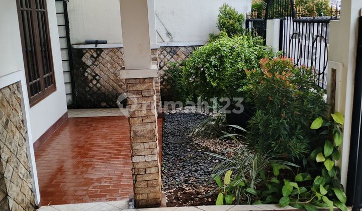 Selling a Spacious and Green House in Pamulang Selling a Spacious and Green House in Pamulang