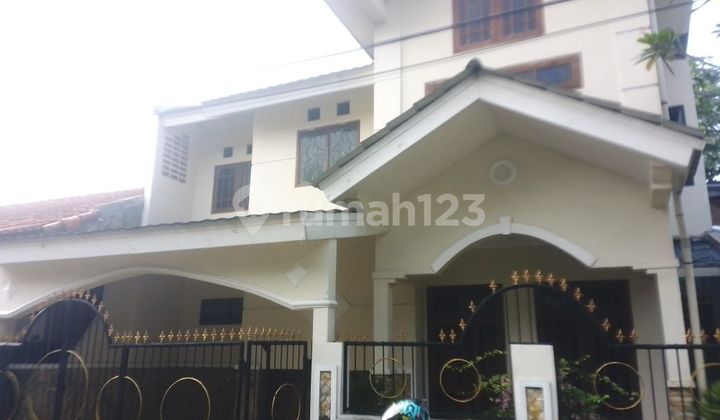 Selling a Spacious and Green House in Pamulang Selling a Spacious and Green House in Pamulang