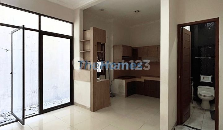Sell Cheap Minimalist House by the Roadside in Tebet 2