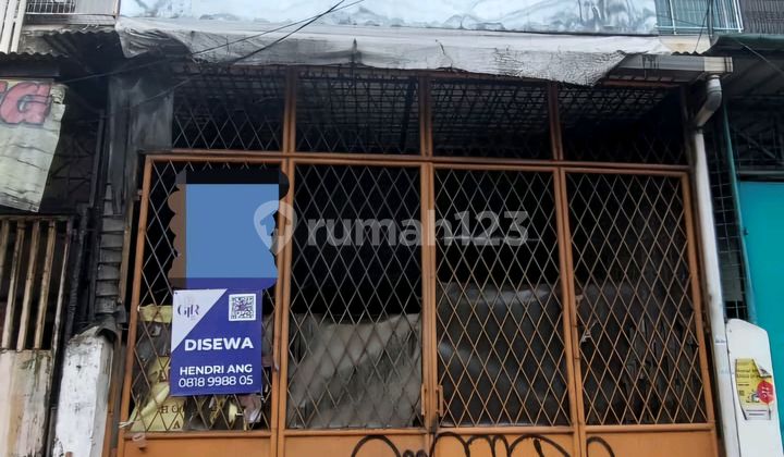 Ready-to-use Ruko Bandengan, located on a busy main road. Ready-to-use Ruko Bandengan, located on a busy main road.