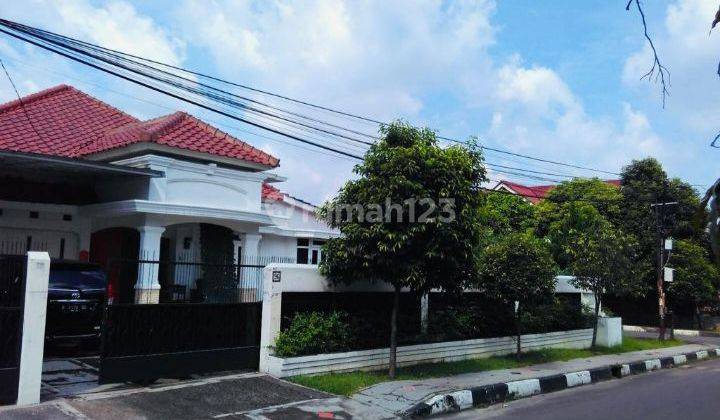 Dijual Rumah Hoek Semi Furnished Di Jalan Utama  Perumahan Taman Yasmin 1