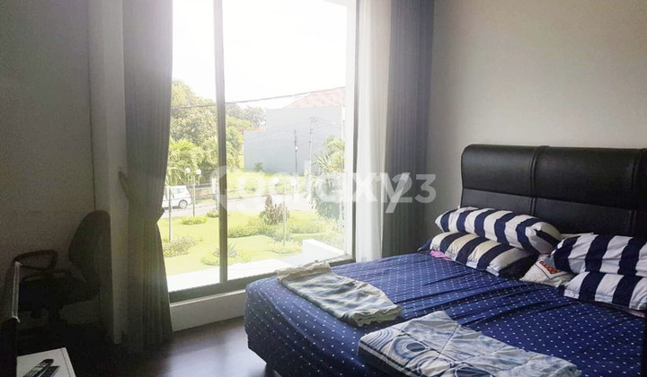 JUAL RUMAH SIAP HUNI TERAWAT ARAYA 2 POSISI DEPAN TAMAN 2