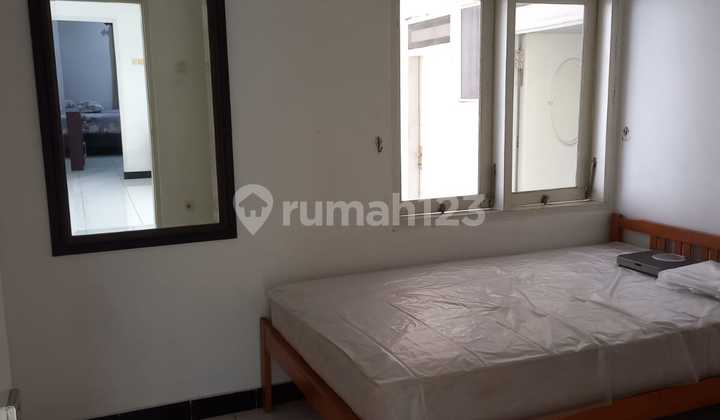 Sewa Rumah Semi Furnished Bagus Lebar 10M di Kutisari Indah 2