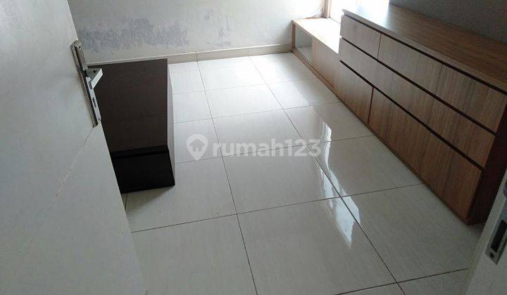 ruang tamu jual rumah full furnished hadap