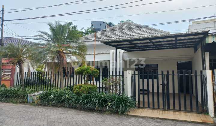 Sewa Rumah Semi Furnished Bagus Lebar 10M di Kutisari Indah